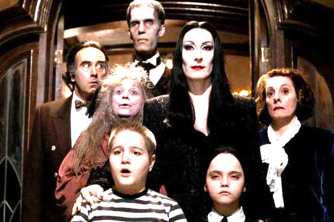 Cena de filme A família Addams mostra todos os integrantes da família