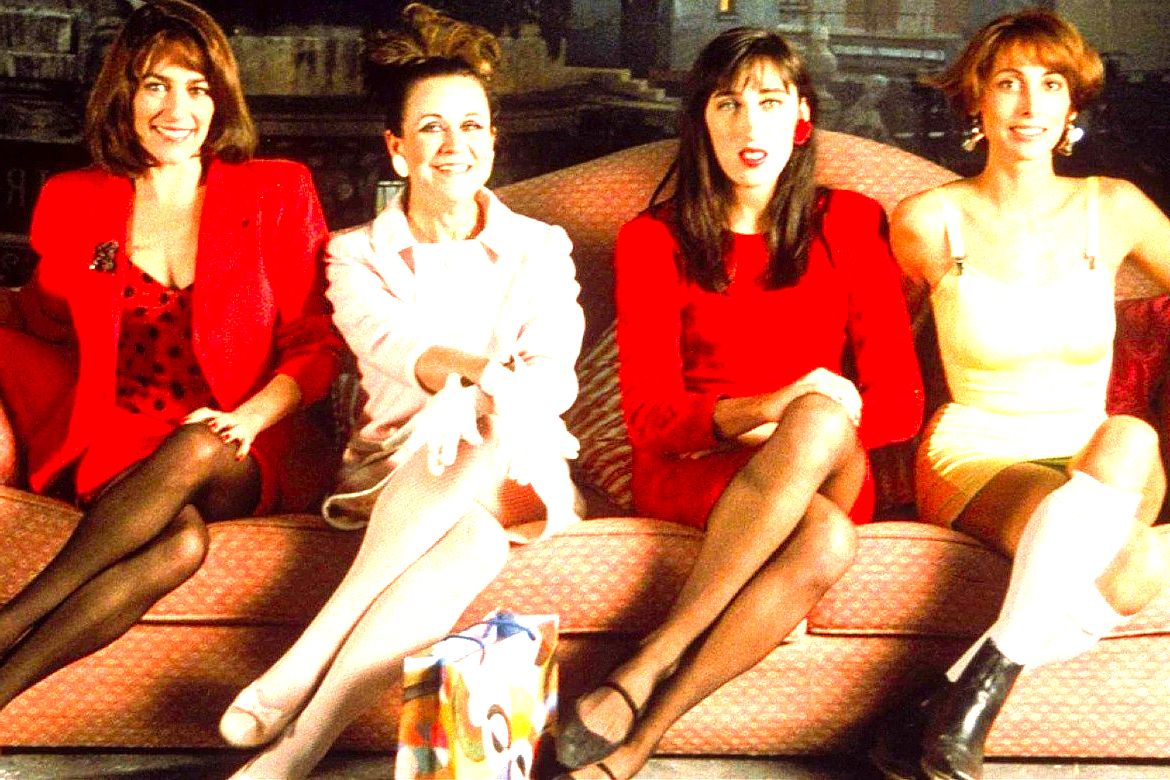 cena de Mulheres à beira de um ataque de nervos mostra 4 mulheres sentadas em um sofá