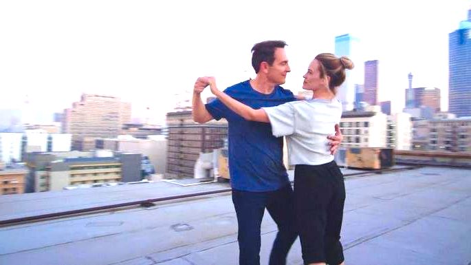 Casal dançando no topo de um edifício