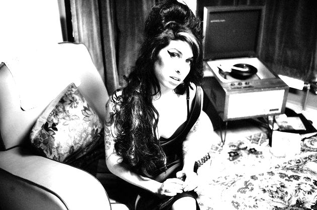 Amy Winehouse no videoclipe de Back to Black.