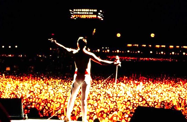 As imagens que aparecem no filme são de fato da apresentação dos Queen no Rock in Rio 1985.