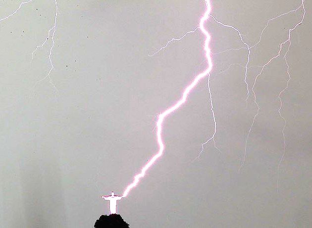 Fotografia registra o momento exato em que o Cristo foi atingido por um raio na mão direita, danificando o seu polegar (no dia 16 de janeiro de 2014).