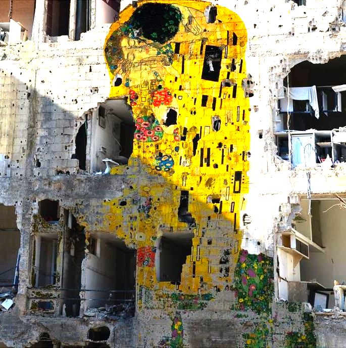 Intervenção artística de Tamman Azzam em um edifício bombardeado na Síria com a imagem da obra-prima de Klimt.