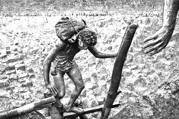 trabalhador mineiro com saco as costas subindo a mina de serra pelada, fotografia de Sebastião Salgado