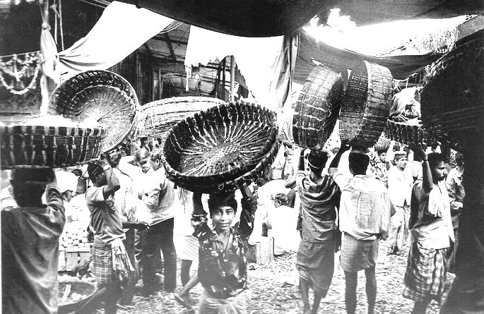 trabalhadores com cestos na cabeça, fotografia de Sebastião Salgado