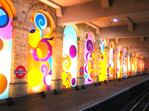 Peace and love, no metro de Londres.