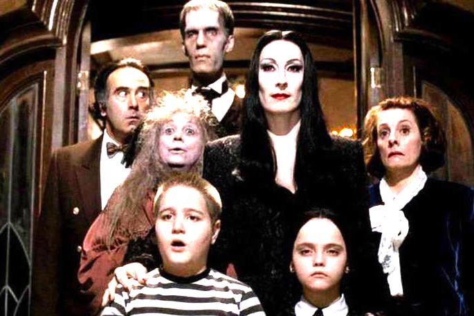 Cena de filme A família Addams mostra todos os integrantes da família