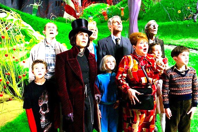 cena do filme A fantástica fábrica de chocolate mostra os personagens com roupas coloridas olhando para cima