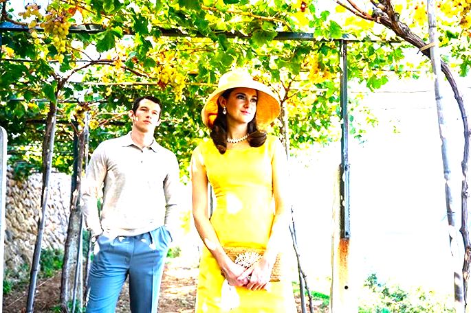 Casal passeando num jardim, com roupas dos anos 50.