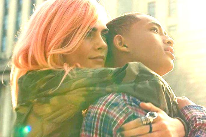 Garota de cabelo rosa abraçando um garoto.