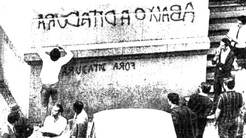 Pichação num muro onde se lê abaixo a ditadura