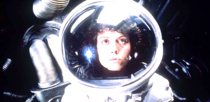 Mulher com roupa de astronauta.