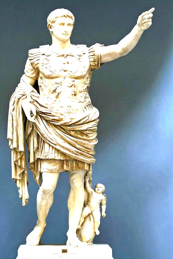 escultura romana exibindo Augusto de Prima Porta, imperador com braço direito estendido