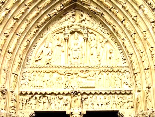 Pórtico de Santa Ana, repare nos detalhes das esculturas.