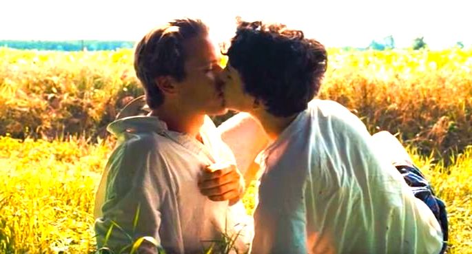 Elio e Oliver se beijando pela primeira vez.