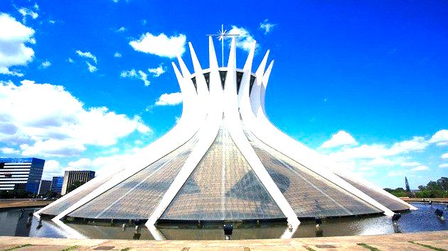 Vista exterior da Catedral de Brasília.