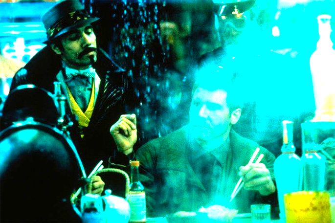 cena em tons de azul de blade runner em que deckard come macarrão na rua e oficiais chegam para intimá-lo