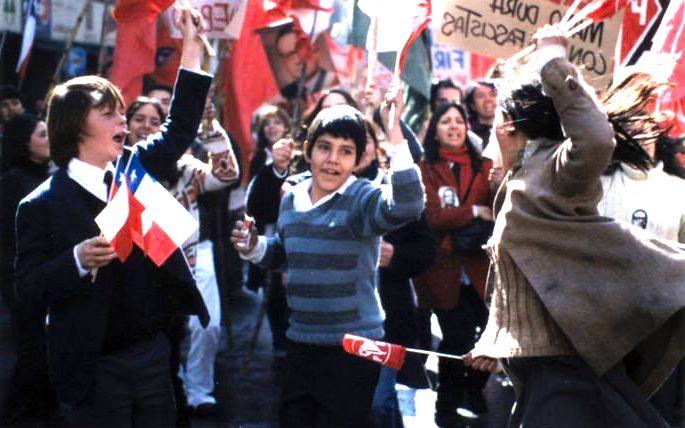 cena de filme Machuca exibe crianças em um protesto