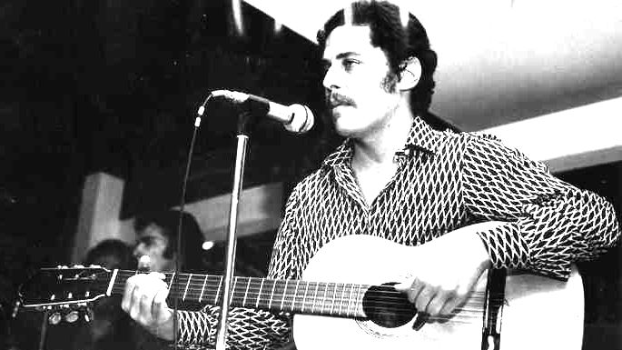 Chico Buarque se apresentando em 1971.