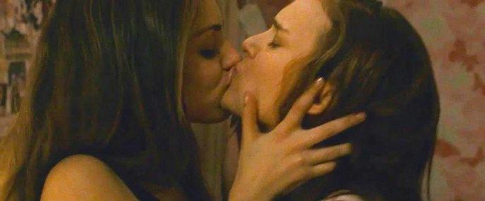 Nina e Lily se beijando.
