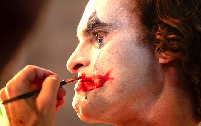 Arthur se pintando de Coringa.
