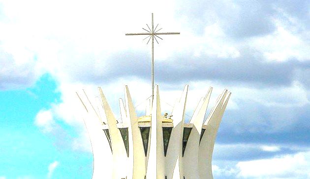 Cruz no topo da igreja.
