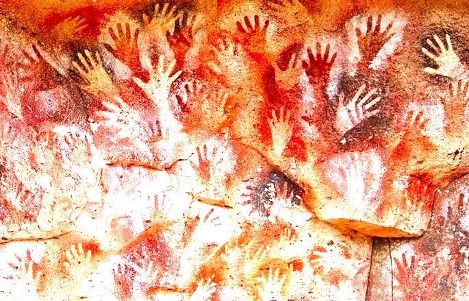 arte rupestre mostrando figuras de mãos em parede de caverna na Argentina