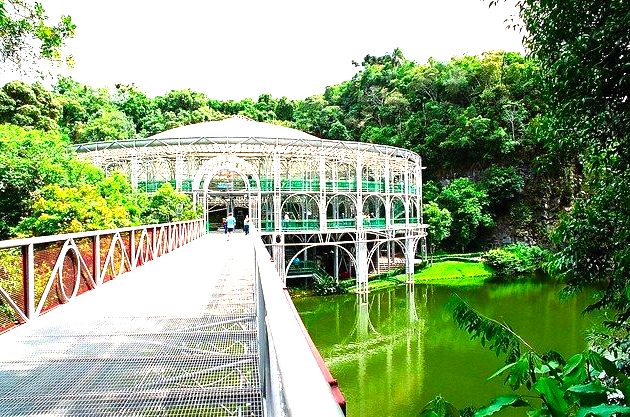 A passarela sobre o lago que dá acesso à Ópera de Arame.