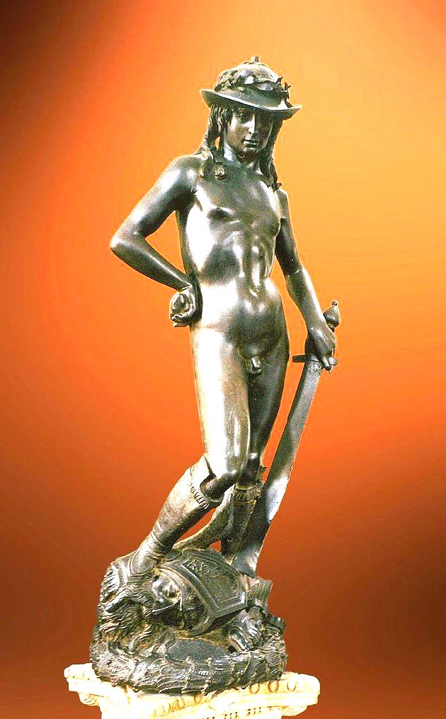 Escultura feita em bronze do artista Donatello retratando o herói David