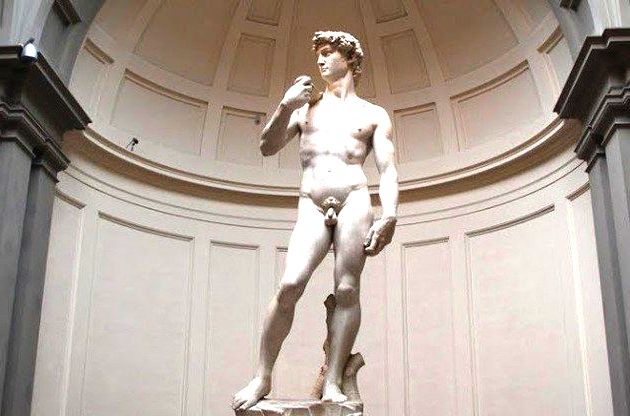 Davi, de Michelangelo é uma escultura de um homem nu em grandes proporções
