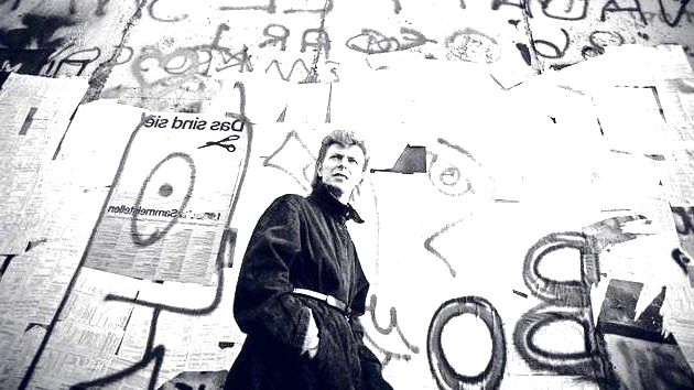 Retrato de David Bowie no Muro de Berlim (1987)