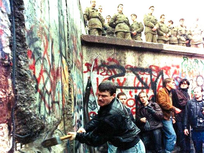 A população destruindo o Muro de Berlim, 1989.