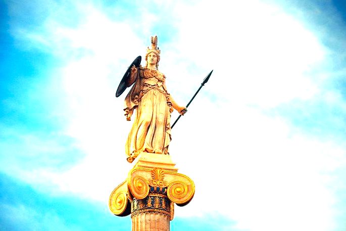Estátua da deusa Atena com céu azul ao fundo