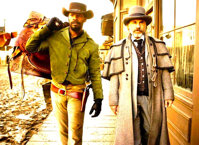 cena de filme Django Livre mostra dois homens andando em cenário de época