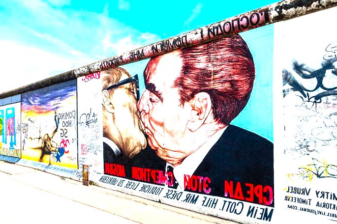Grafite 'O Beijo' no Muro de Berlim.