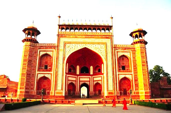 Darwaza, o edifício de entrada do Taj Mahal.
