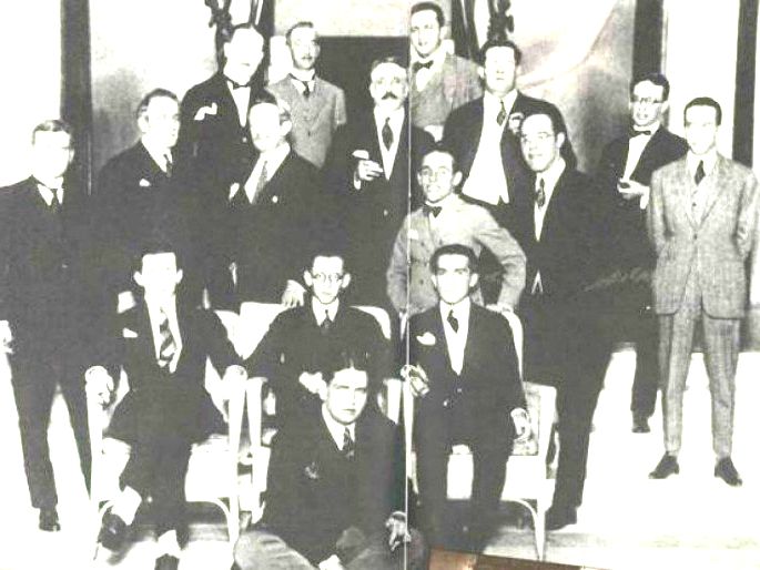 Grupo de modernistas na escadaria liderado por Oswald de Andrade (sentado a frente)