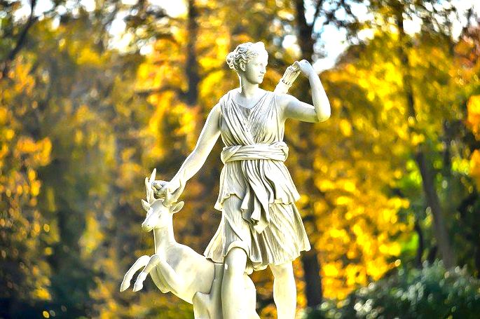 Escultura representando a deusa Ártemis (ou Diana)