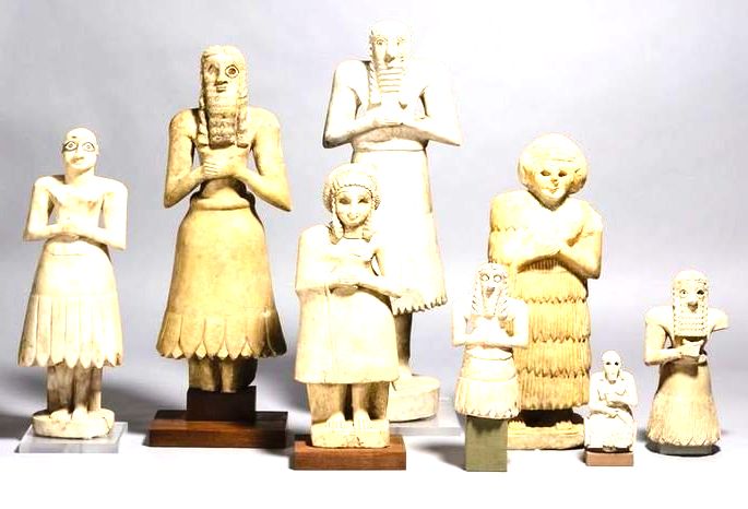diversas estatuetas em terracota do povo sumério