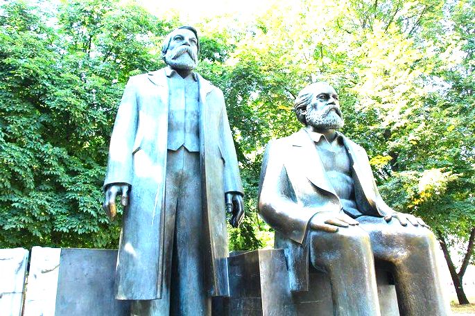 Estátuas de Marx e Engels em Berlim.
