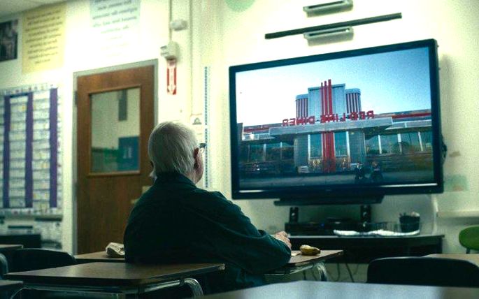 Zelador da escola assistindo uma comédia romântica.