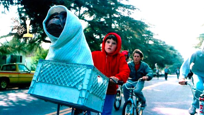 cena de E.T mostra extraterrestre em cesta bicicleta enrolado em pano