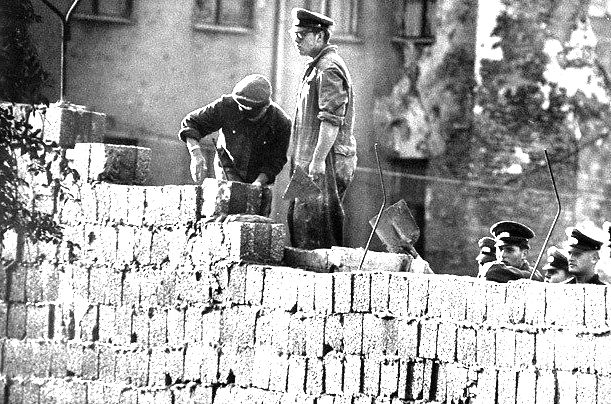 Imagem da construção do muro em 1961.