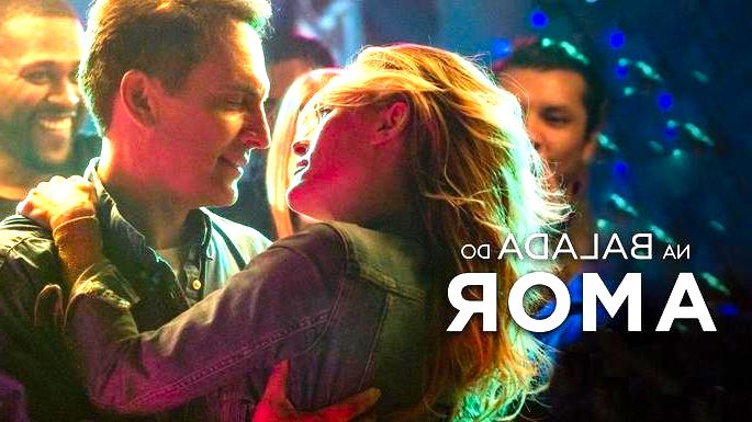 Cartaz do filme Na balada do amor mostra um casal quase se beijando