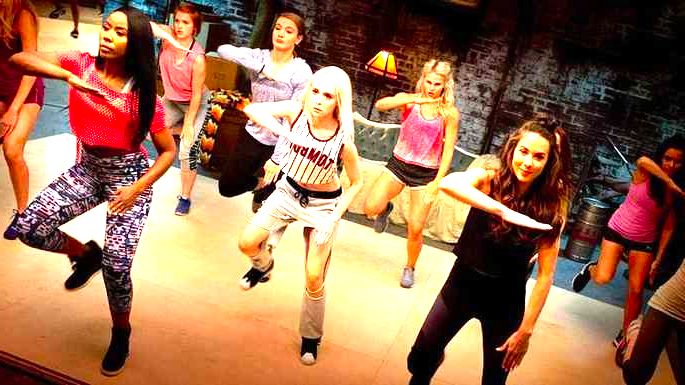 Cena de filme Step Sisters. Grupo de jovens mulheres dança em galpão