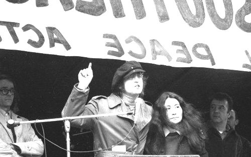 John Lennon e Yoko Ono em manifestação pelo fim do conflito.