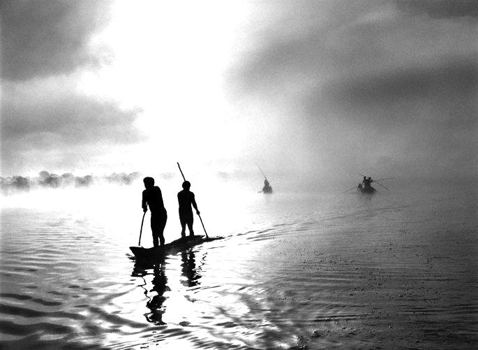 imagem de índios em canoas navegando no rio na exposição Gênesis, de Sebastião Salgado