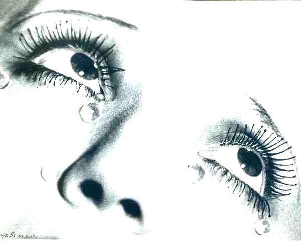 fotografia Glasse Tears, de Man Ray, exibe mullher com lágrimas de vidro no rosto e olhos voltados para cima