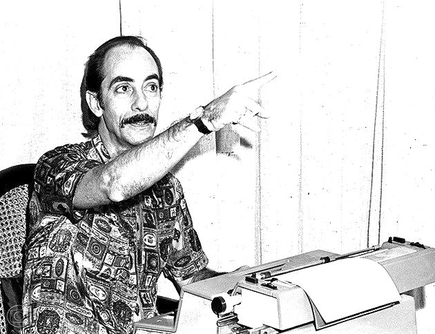 Dias Gomes com seu instrumento de trabalho: a máquina de escrever.