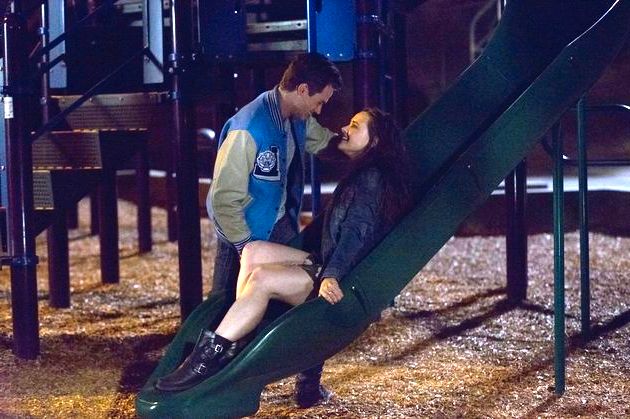 Hannah e Justin se beijando no parque